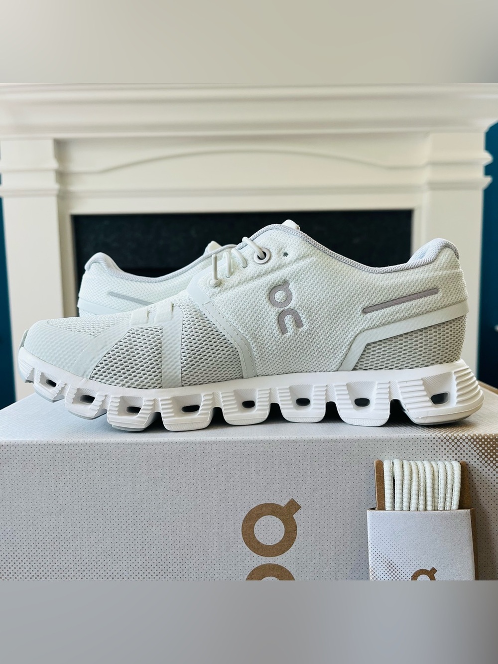 Sz 5 On Cloud 5 Women's Sneakers Trainers Shoes Ice/White (Kids 3.5) 59.98774 - Picture 2 of 7